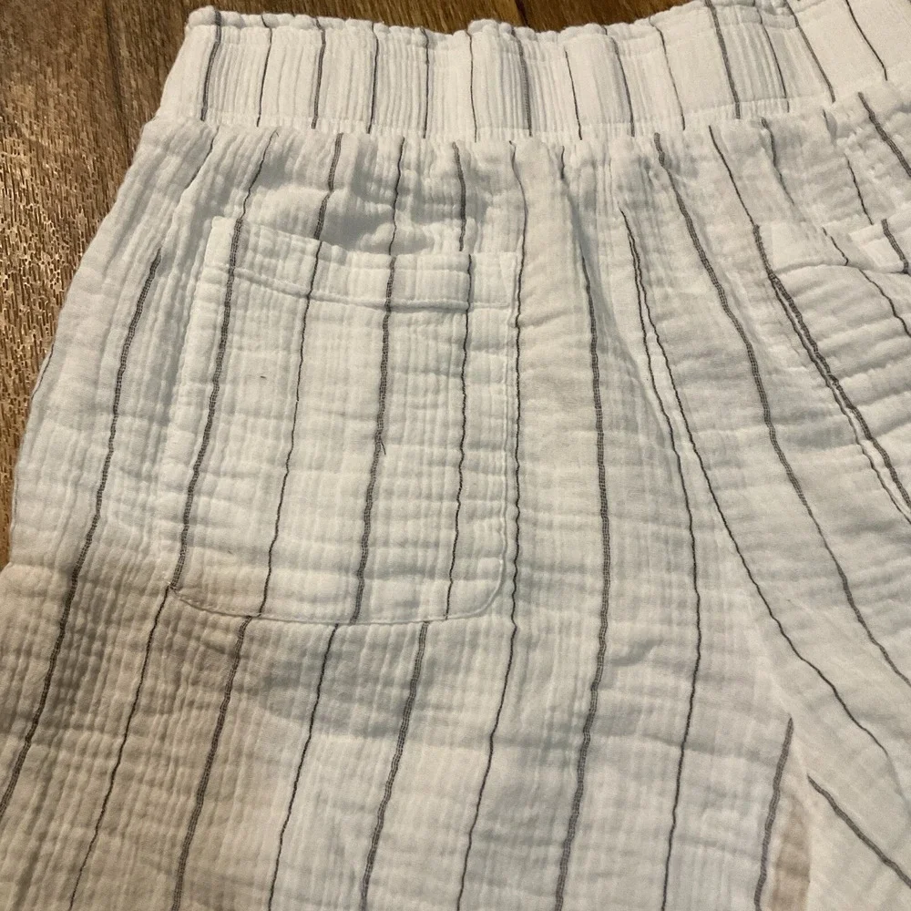 Monrow Women's White Pinstripe‎ Gauze Flowy Shorts Size M Elastic Waist Pockets